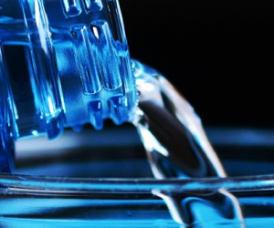 Des bouteilles d’eau, saveur « nanoplastiques »