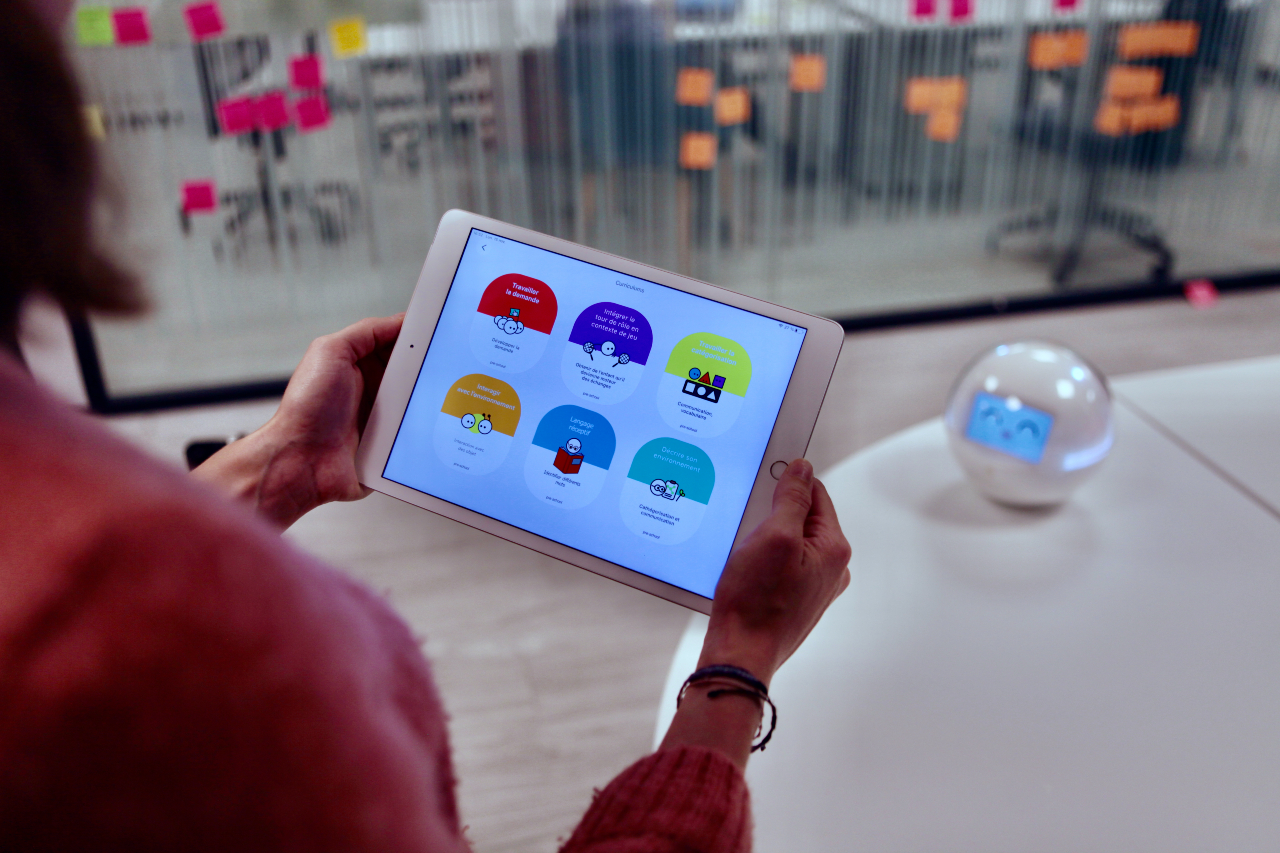 Leka est composé d'un robot et d'une application sur tablette