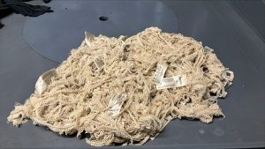 Résidus de polyester après retrait des fibres de coton dans un textile polycoton 