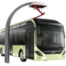 Un bus de ville, à moteur diesel, hybride rechargeable électriquement au terminal
