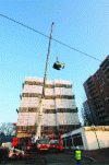 Figure 3 - Craning a mini-excavator – Aulnay/Bois (93) (credit Genier-Deforge)