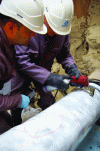 Figure 1 - Magnetic particle testing performed
by an operator in the presence of an inspector (photo credit: Institut
de Soudure group).